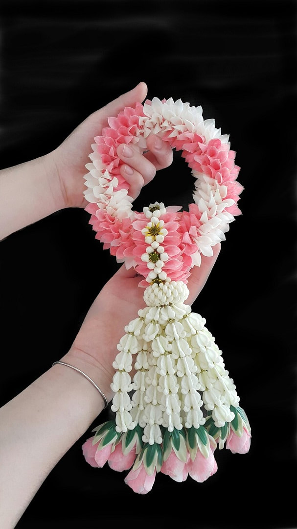 Phuang Malai: A Visual Symbol of Honouring, Love and Generosity of