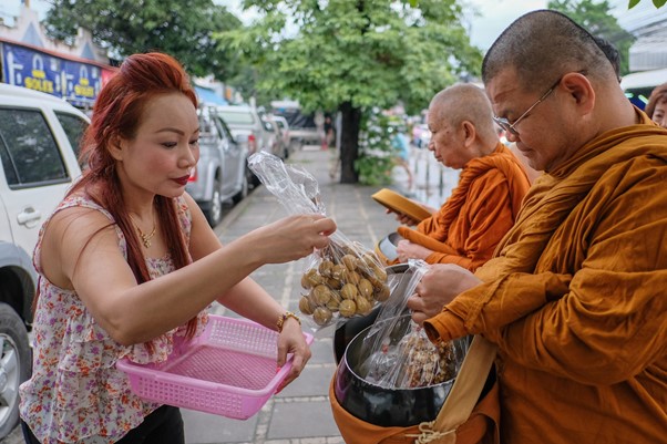 Image presents Early morning alms giving - what is sai bat or tak bat 1