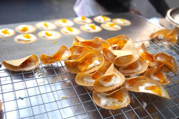 image presents Freshly made Kanom Bueng at a streetside stall